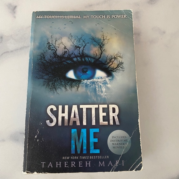 Barnes & Noble Other - 🔴Shatter Me Paperback Novel